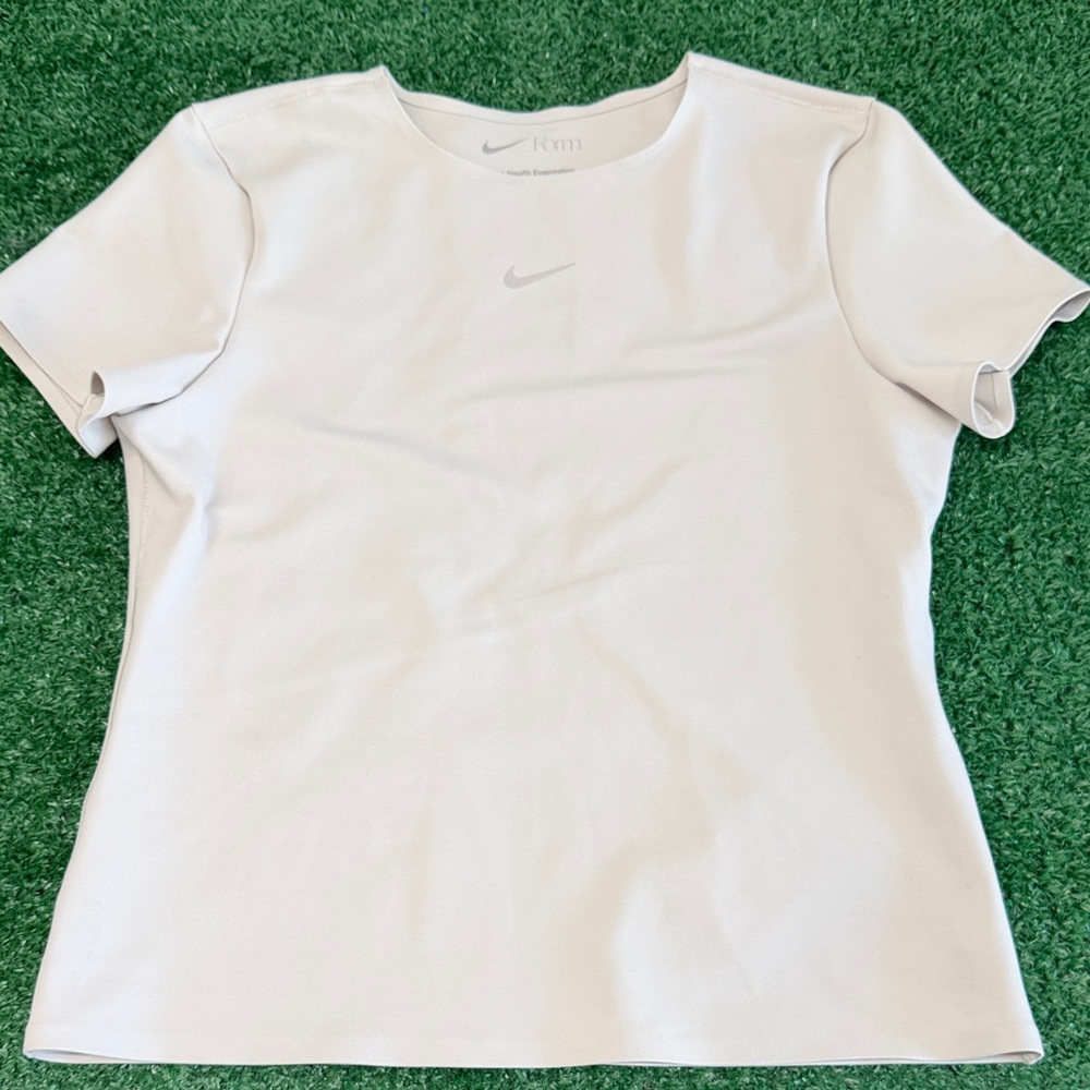 Nike Form Women’s White Short Sleeve Athletic Tee. Size Medium. NWT
